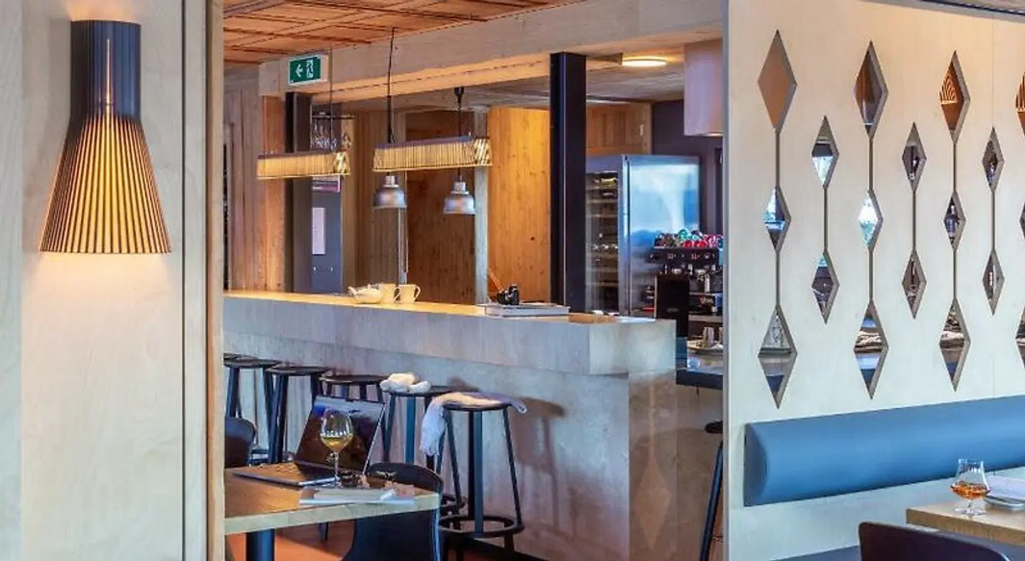 Whitepod Bar