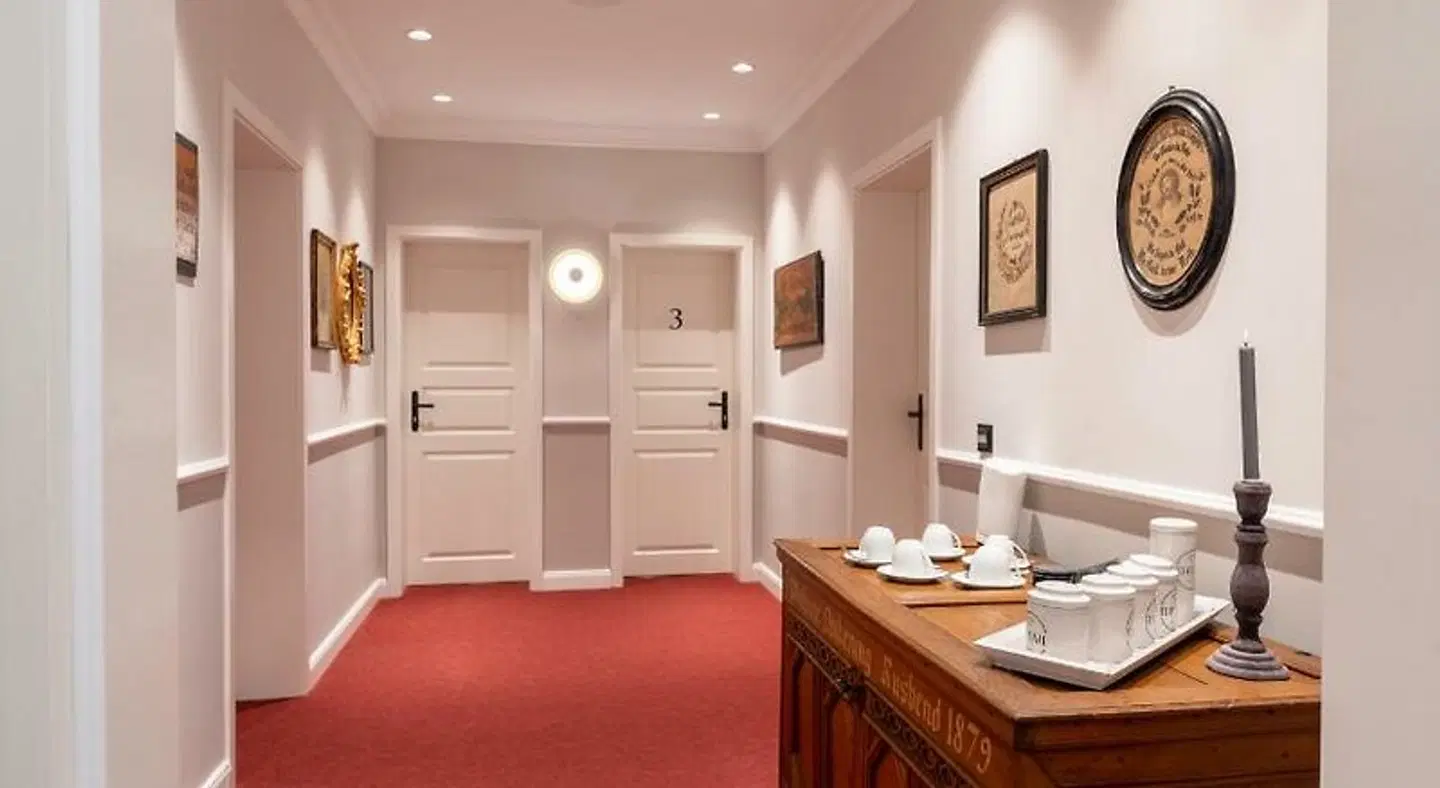 UPHUS-Hotel Restaurant