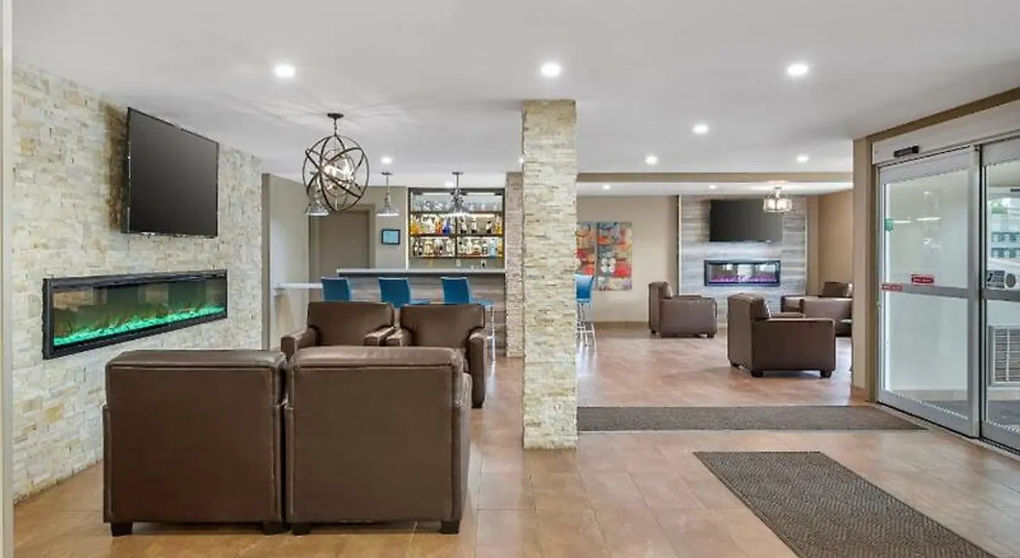 QUALITY INN & SUITES BATHURST E LOUNGE_LOBBY