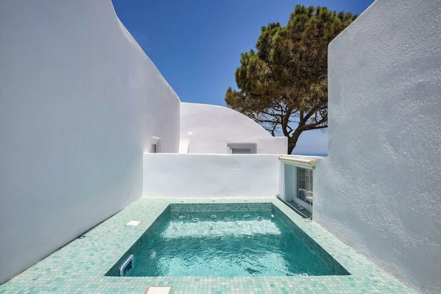 Hill Suites OUTDOOR_POOL