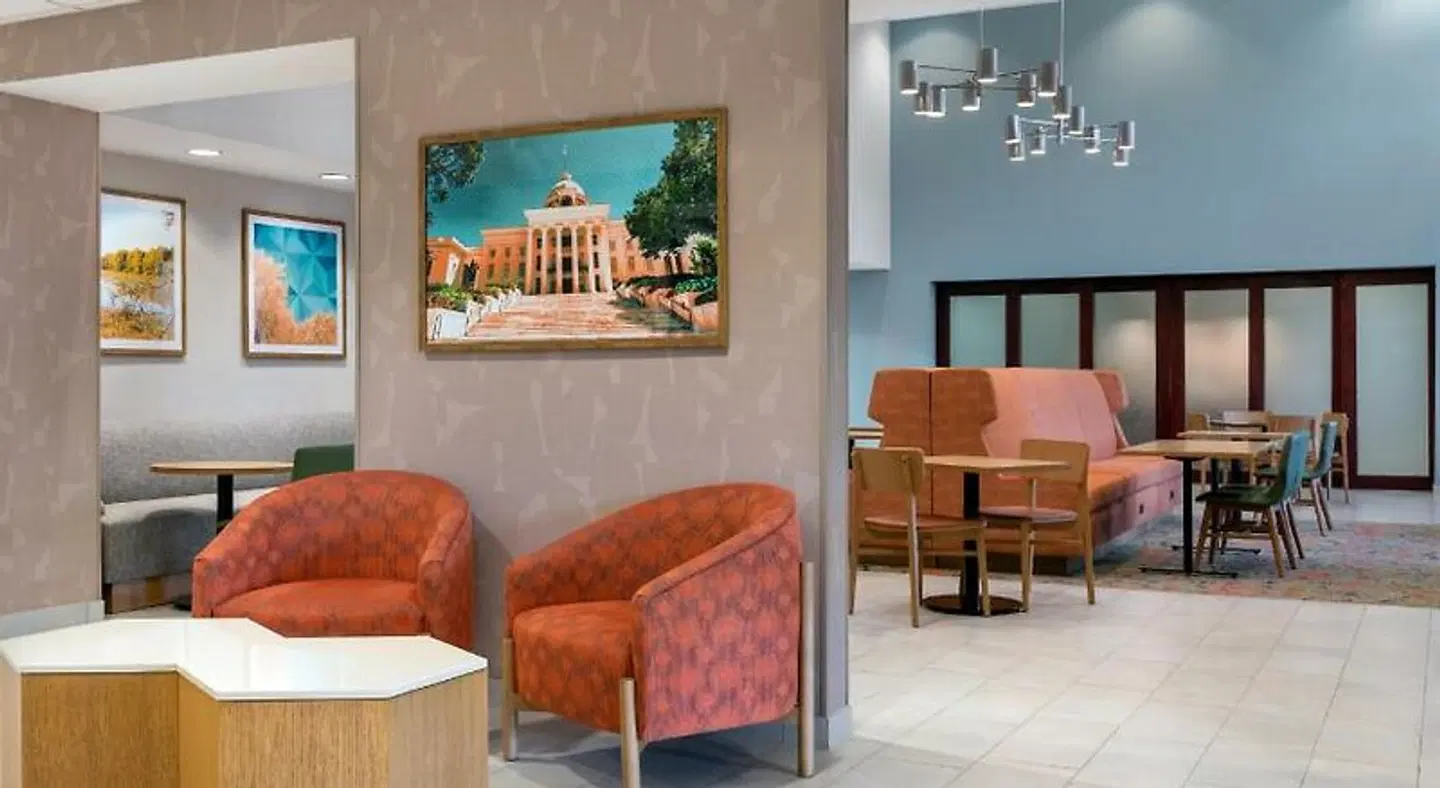 Hampton Inn & Suites Prattville Bar