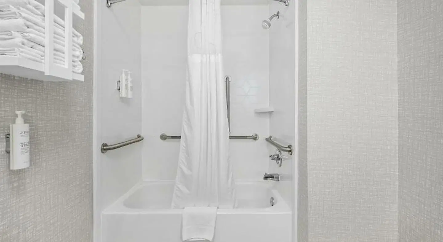Hampton Inn Bloomington West Badezimmer