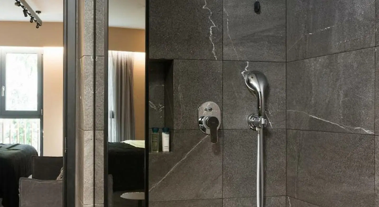 11 Enteka Acropolis Suites Badezimmer