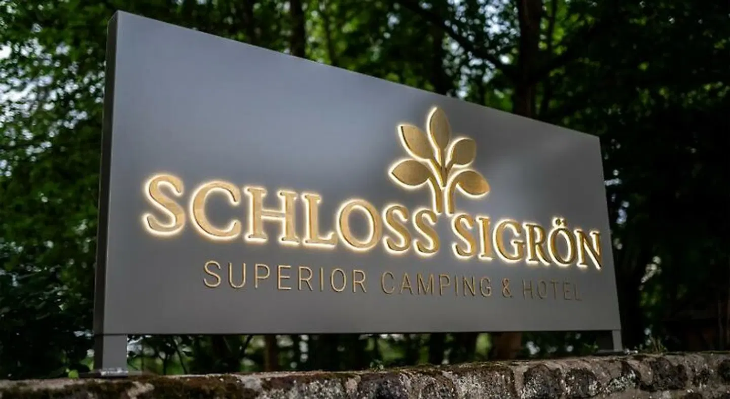 Schloss Sigron Superior Camping und Hotel EXTERIOR