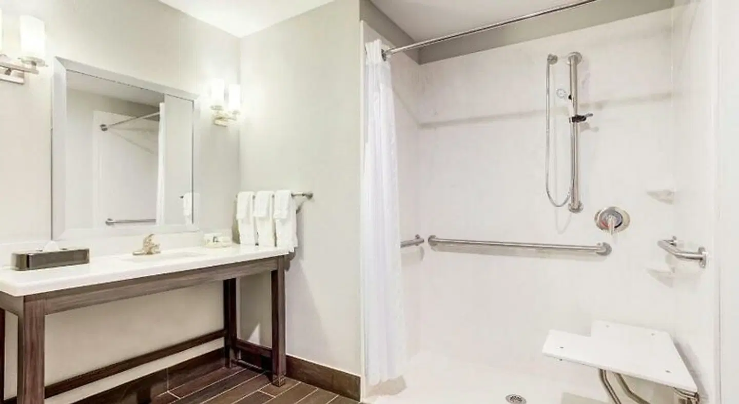 Holiday Inn & Suites Lafayette North by IHG Badezimmer
