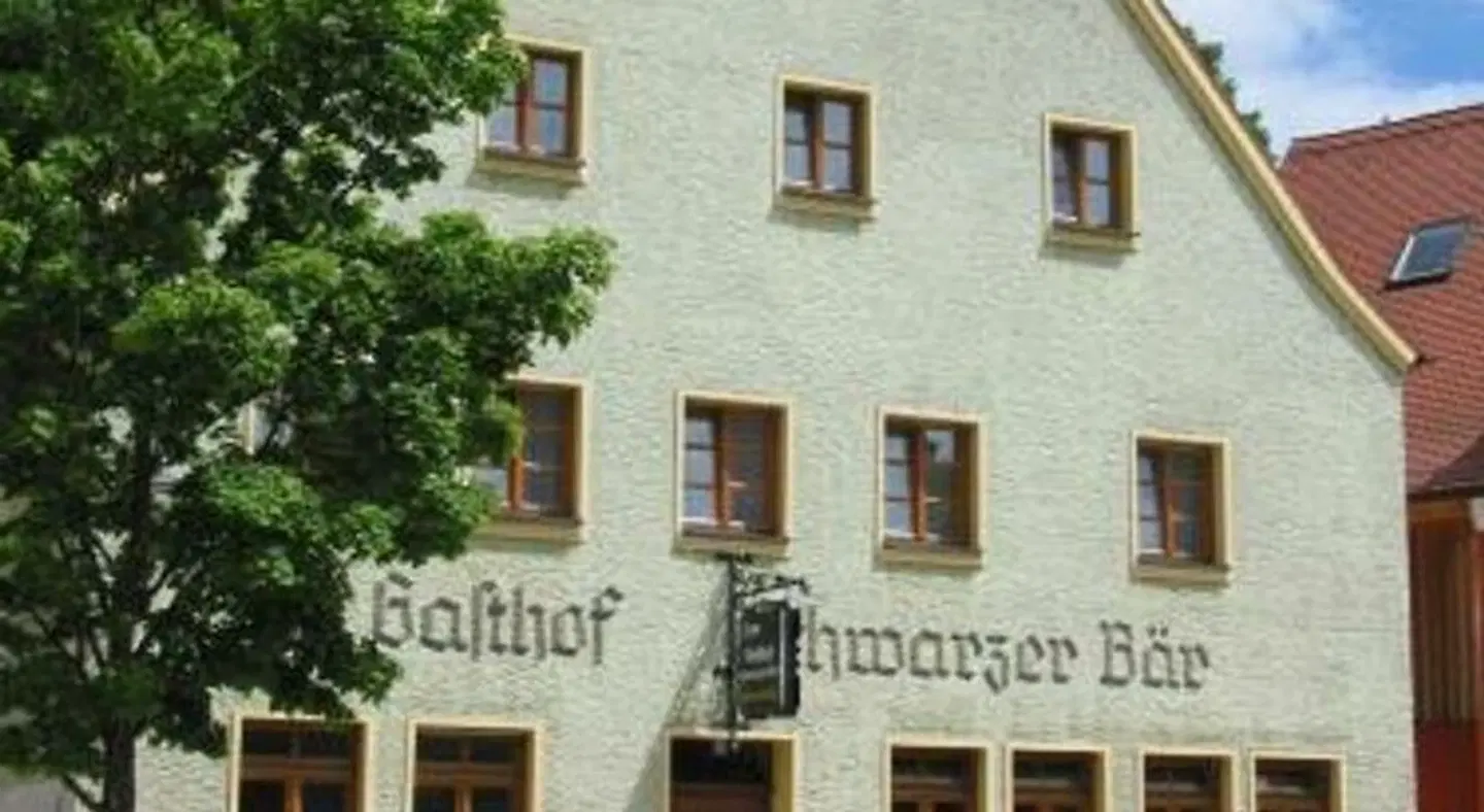 Schwarzer Bär EXTERIOR