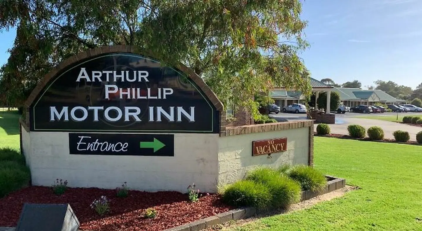 Arthur Phillip Motor Inn EXTERIOR