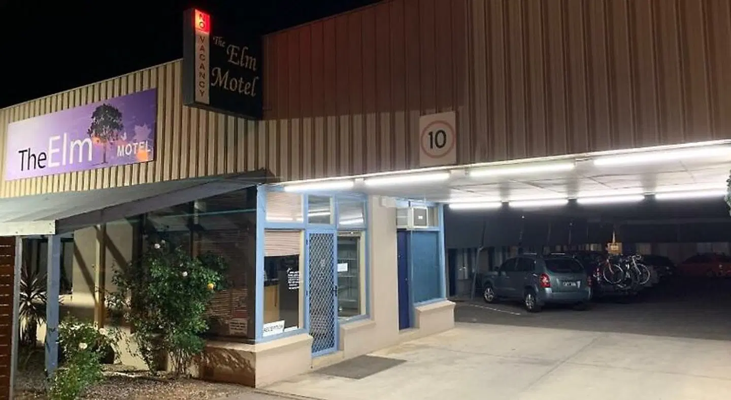 Elm Motel EXTERIOR