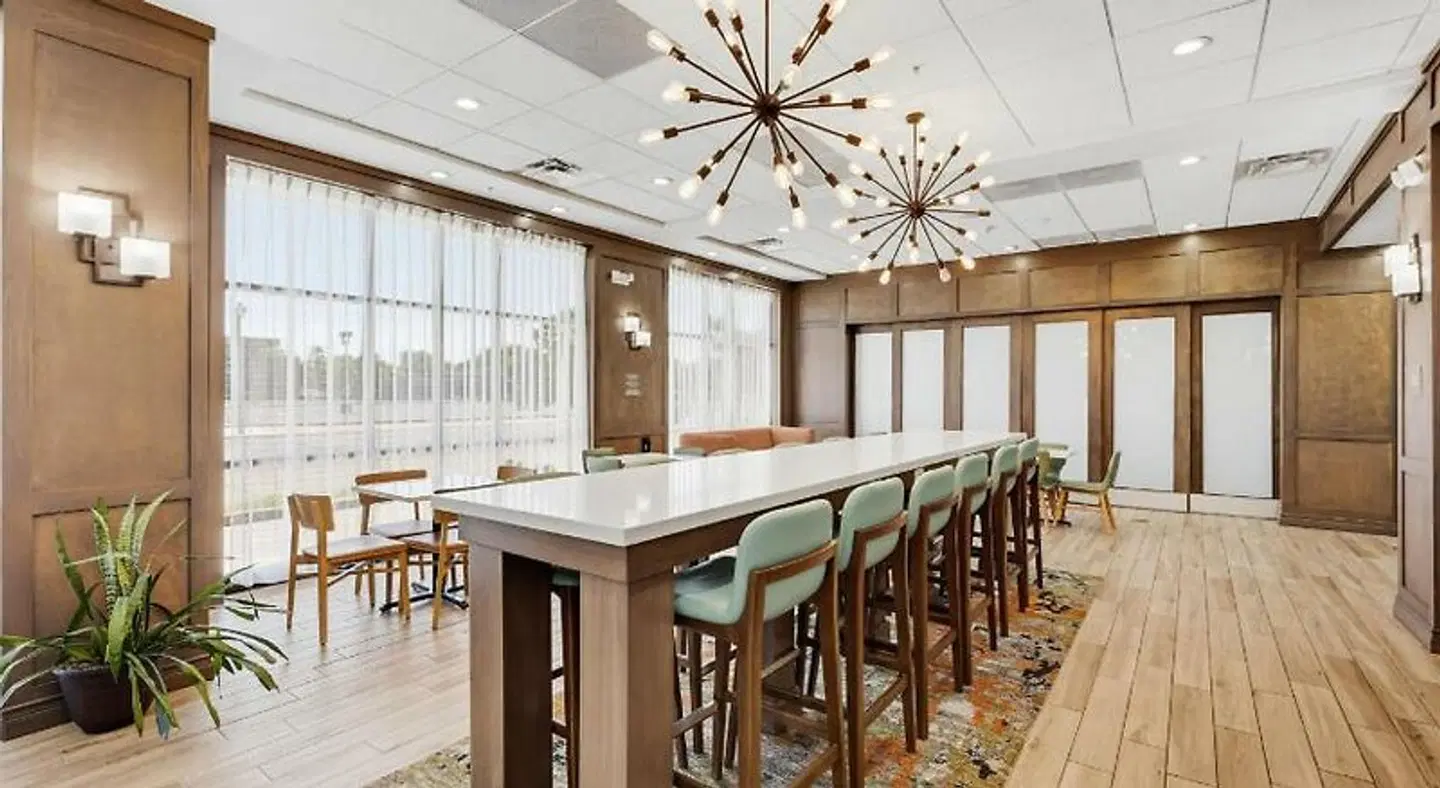 Hampton Inn by Hilton Detroit Dearborn Bar