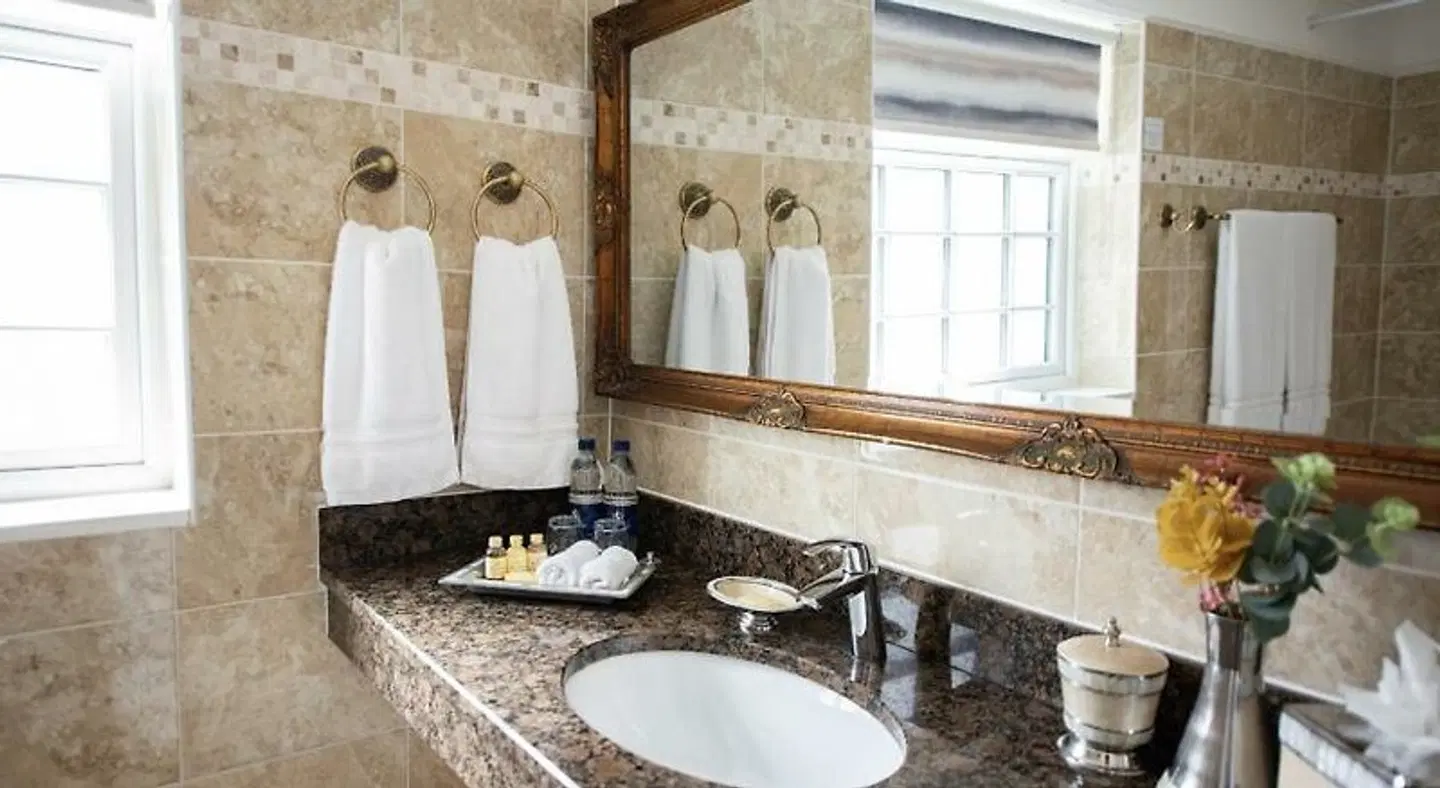 Riverside Inn Guest House Badezimmer