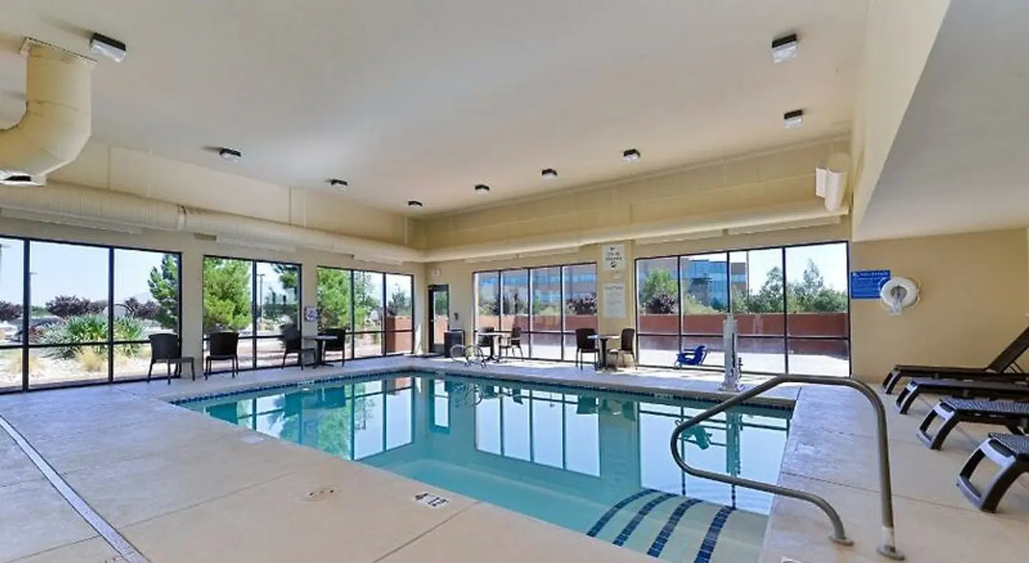 Holiday Inn Express & Suites Albuquerque Historic Old Town by IHG Hallenbad