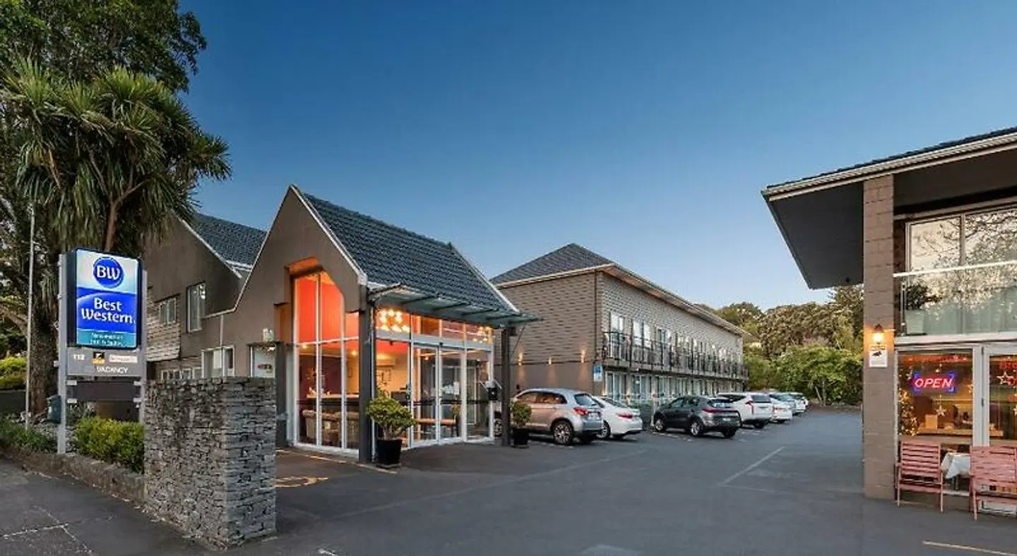 Best Western Newmarket Inn & Suites EXTERIOR