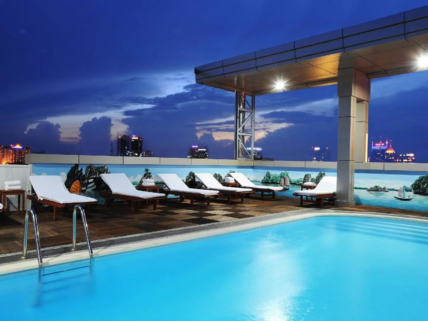 Golden Central Saigon OUTDOOR_POOL
