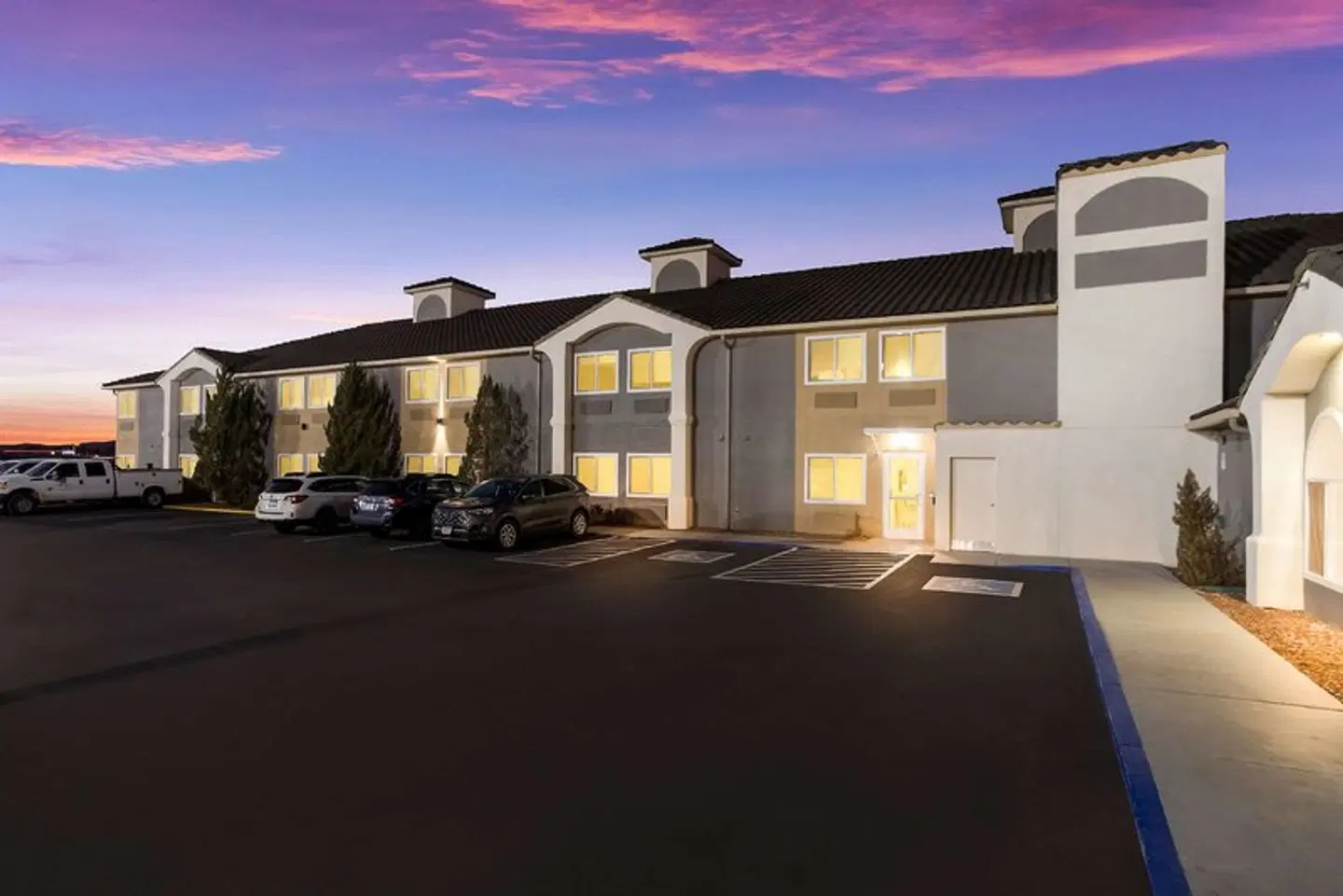 Best Western Grants Inn EXTERIOR