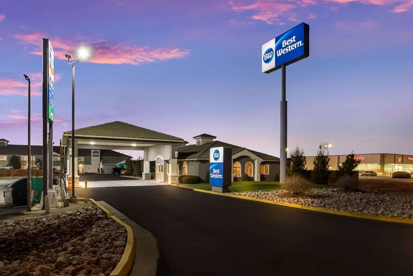 Best Western Grants Inn EXTERIOR