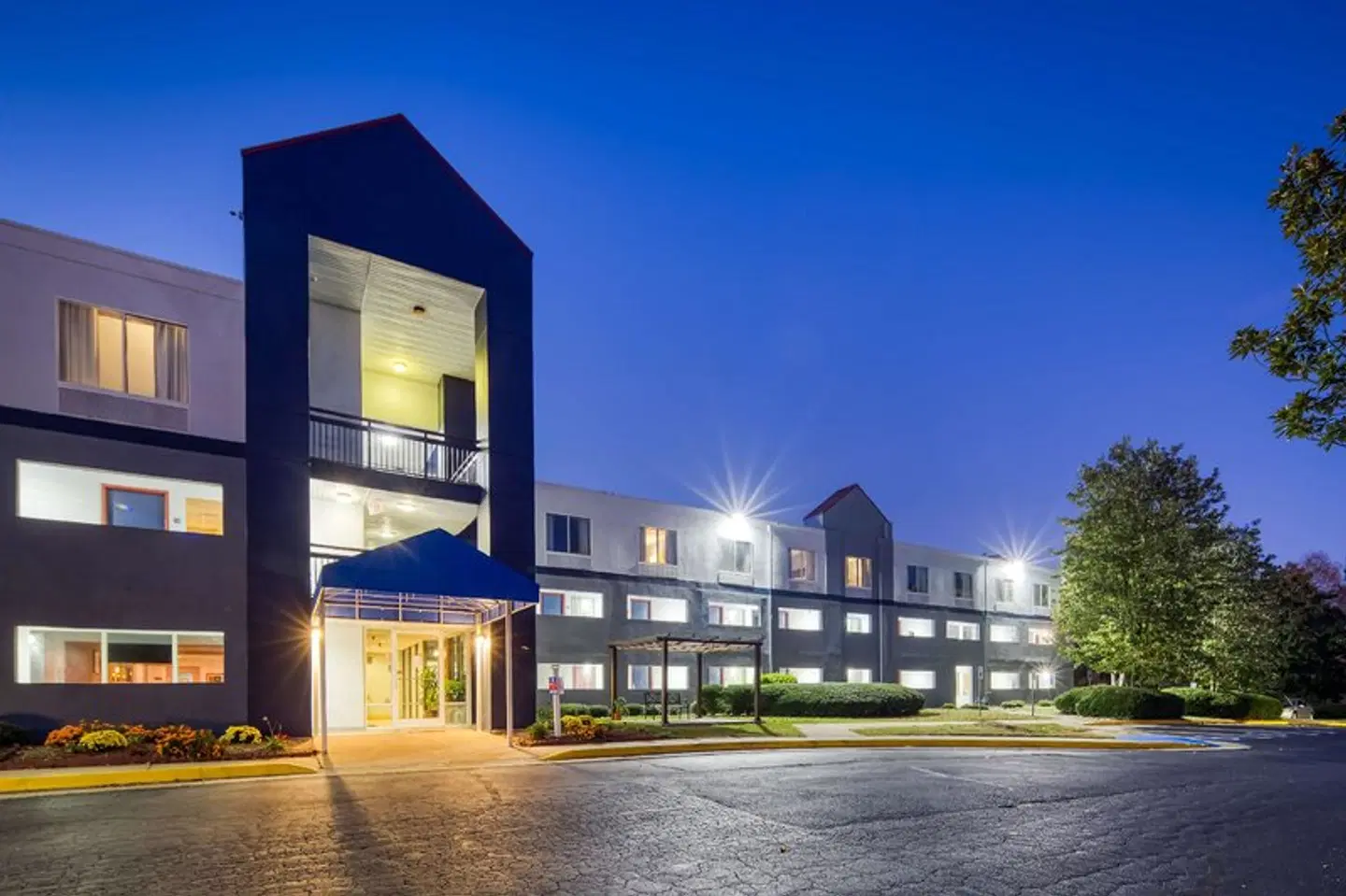 Baymont Inn & Suites Durham EXTERIOR
