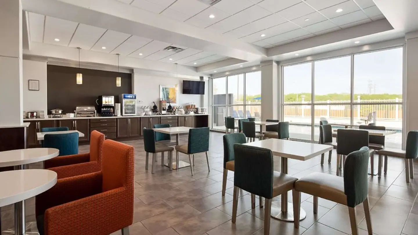 Best Western Plus Roland Inn & Suites Bar