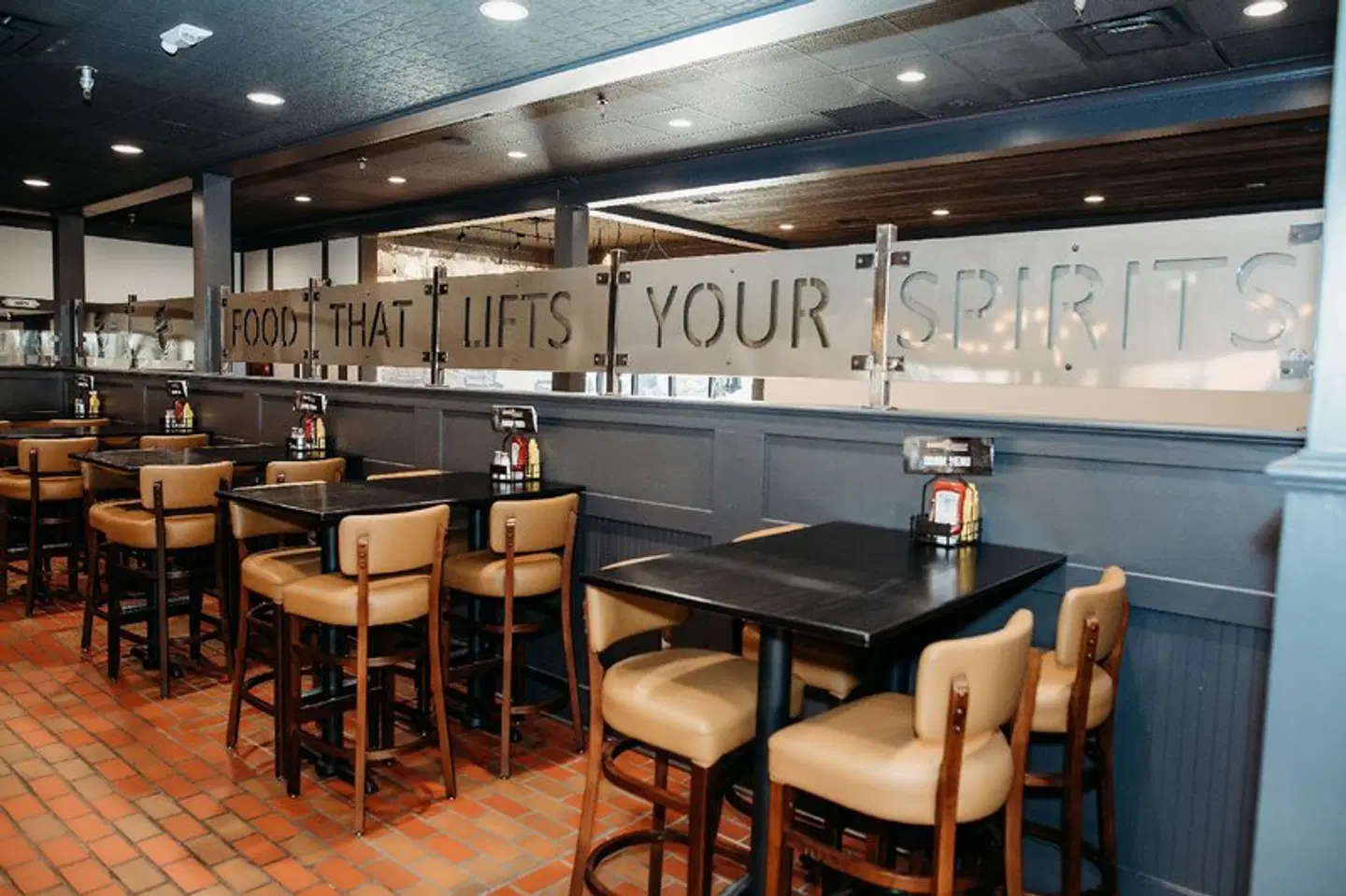 DoubleTree by Hilton Bloomington Bar