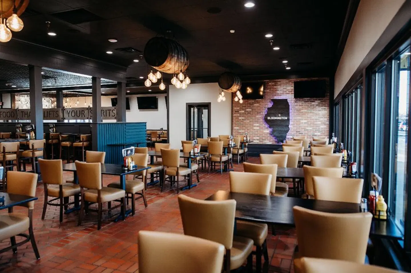 DoubleTree by Hilton Bloomington Bar