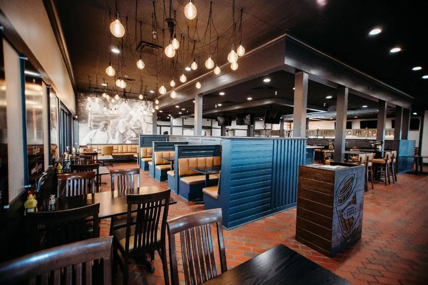 DoubleTree by Hilton Bloomington Bar