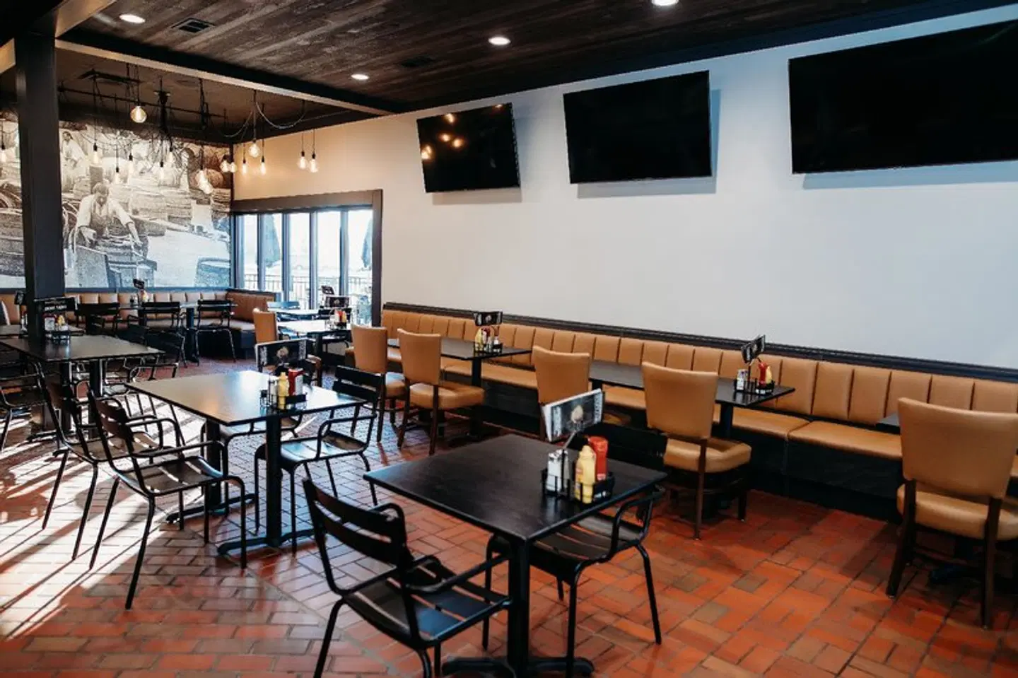 DoubleTree by Hilton Bloomington Bar