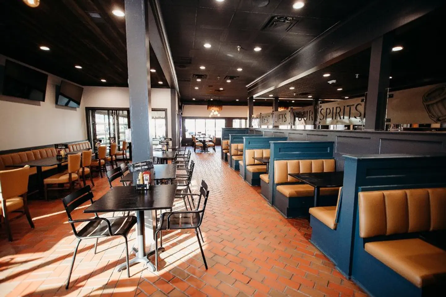 DoubleTree by Hilton Bloomington Bar