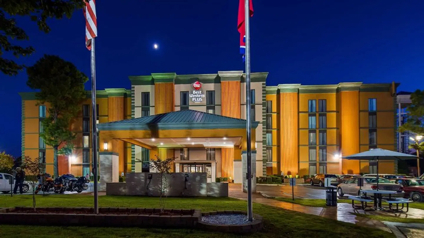 Best Western Galleria Inn & Suites Memphis EXTERIOR