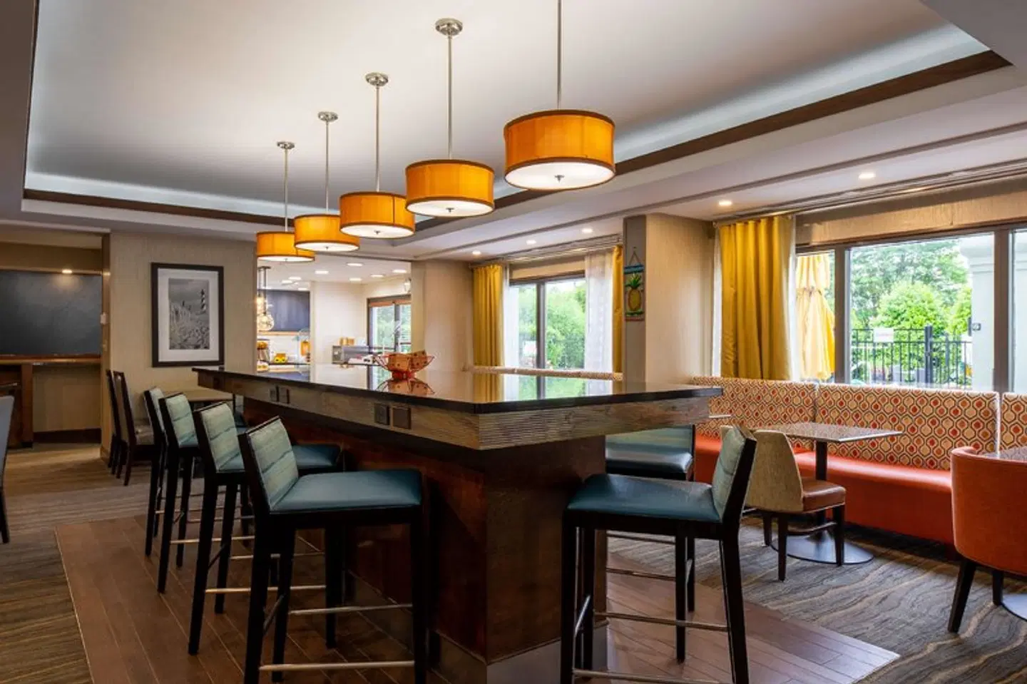 Hampton Inn I-40 Hanes Mall Bar