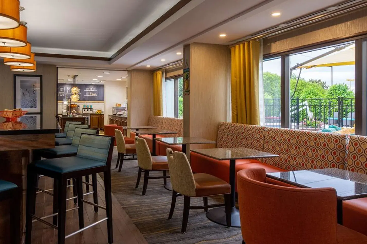 Hampton Inn I-40 Hanes Mall Bar