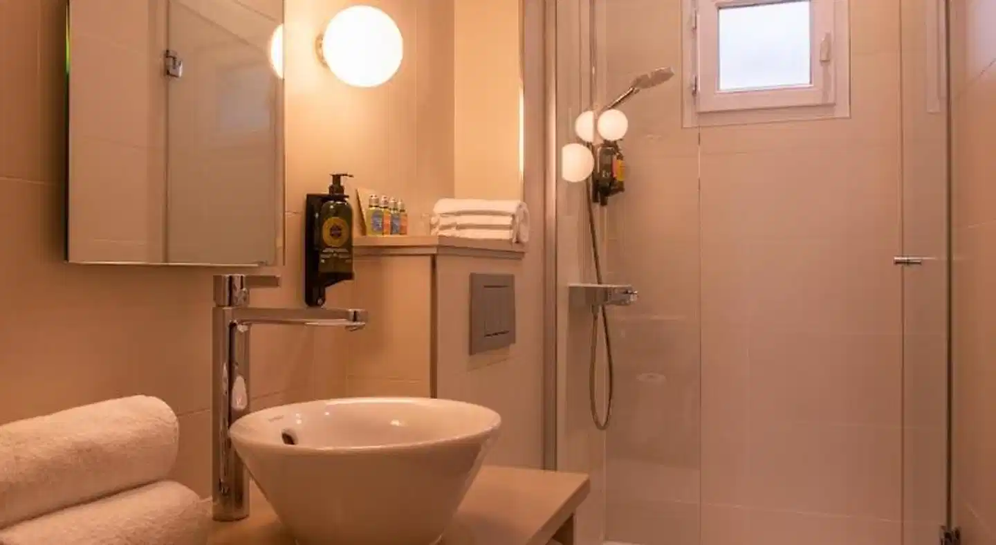 Yllen Eiffel Badezimmer