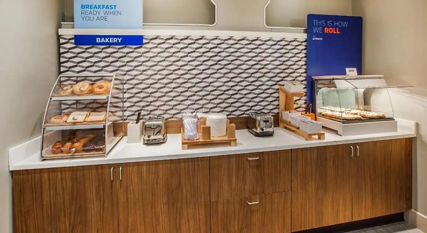 Holiday Inn Express & Suites Detroit - Farmington Hills by IHG ROOM_EXAMPLE