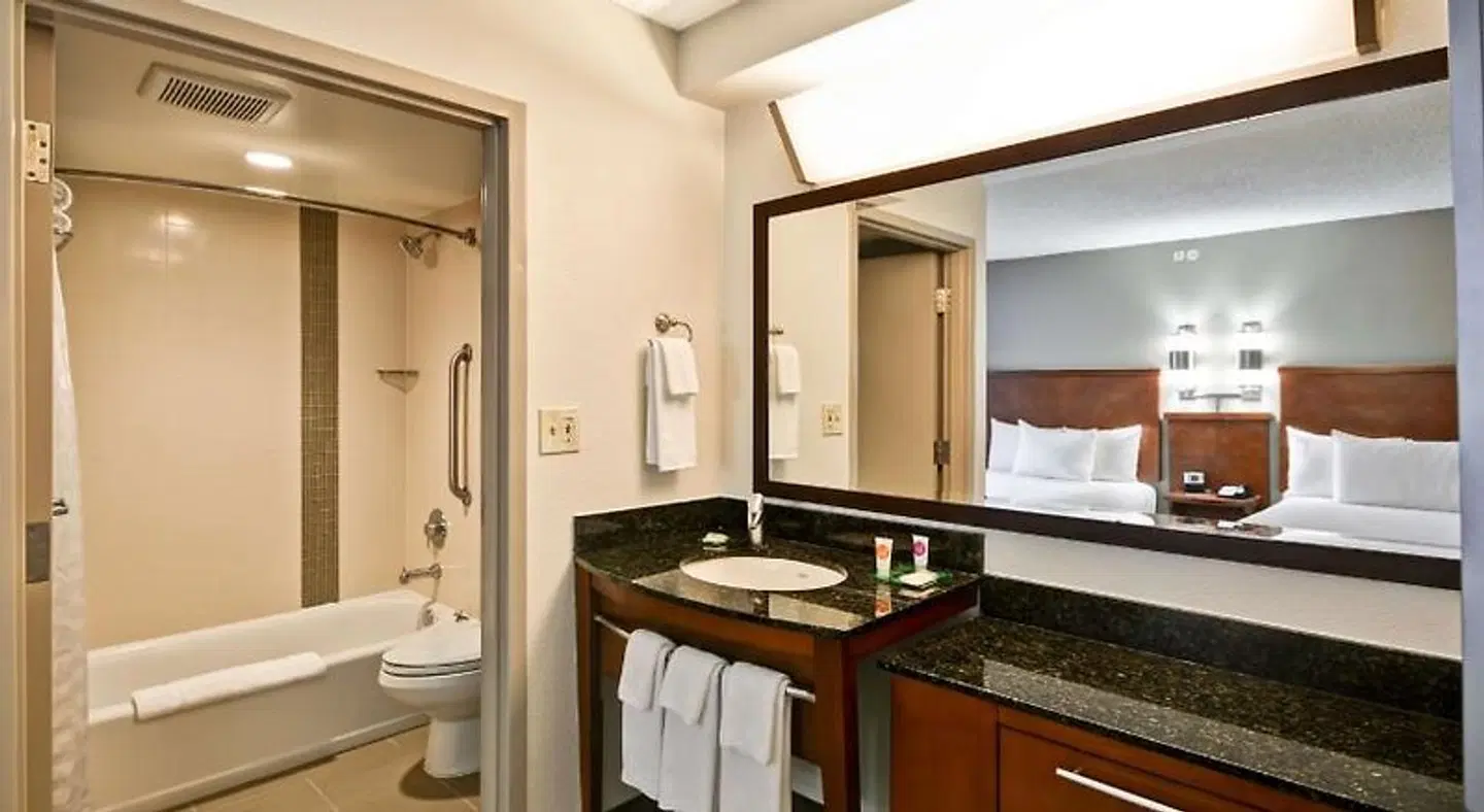 Hyatt Place Indianapolis Airport Badezimmer