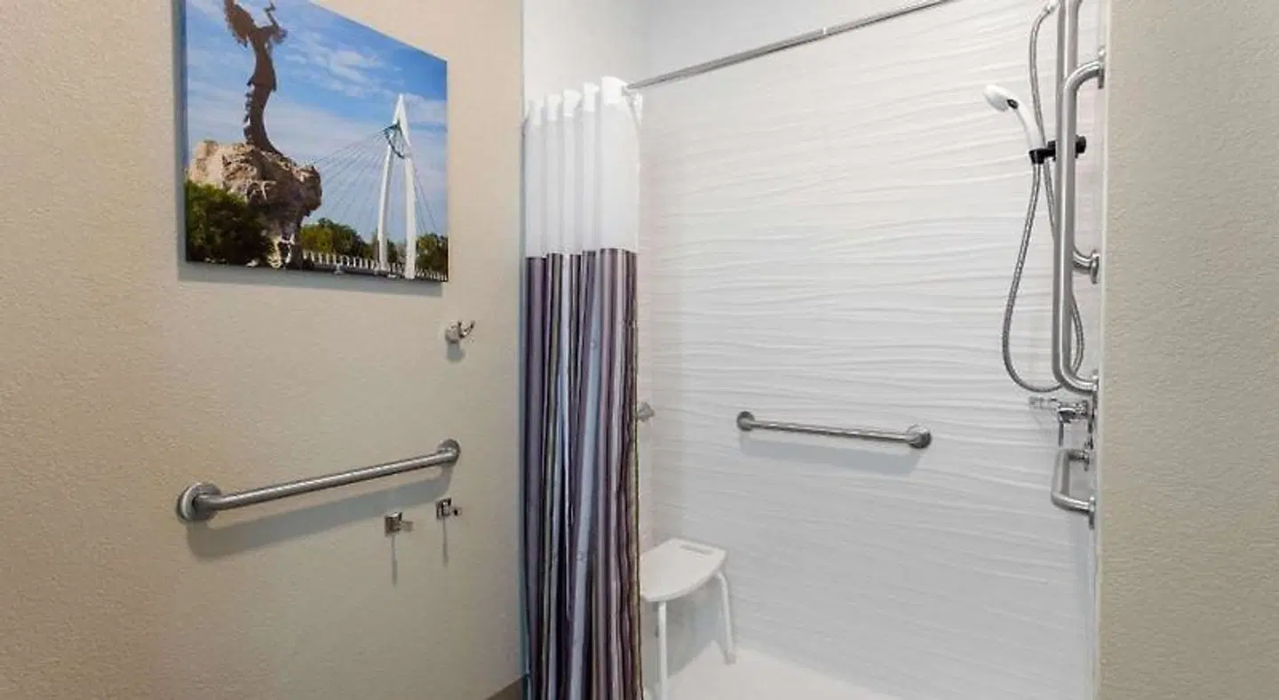 La Quinta Inn & Suites by Wyndham Wichita Airport Badezimmer