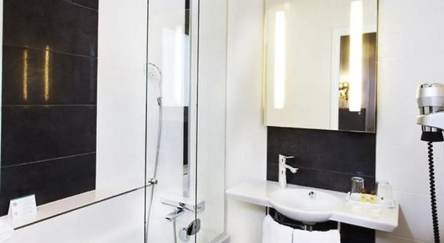 Hôtel Saint Pétersbourg Opéra & Spa Badezimmer