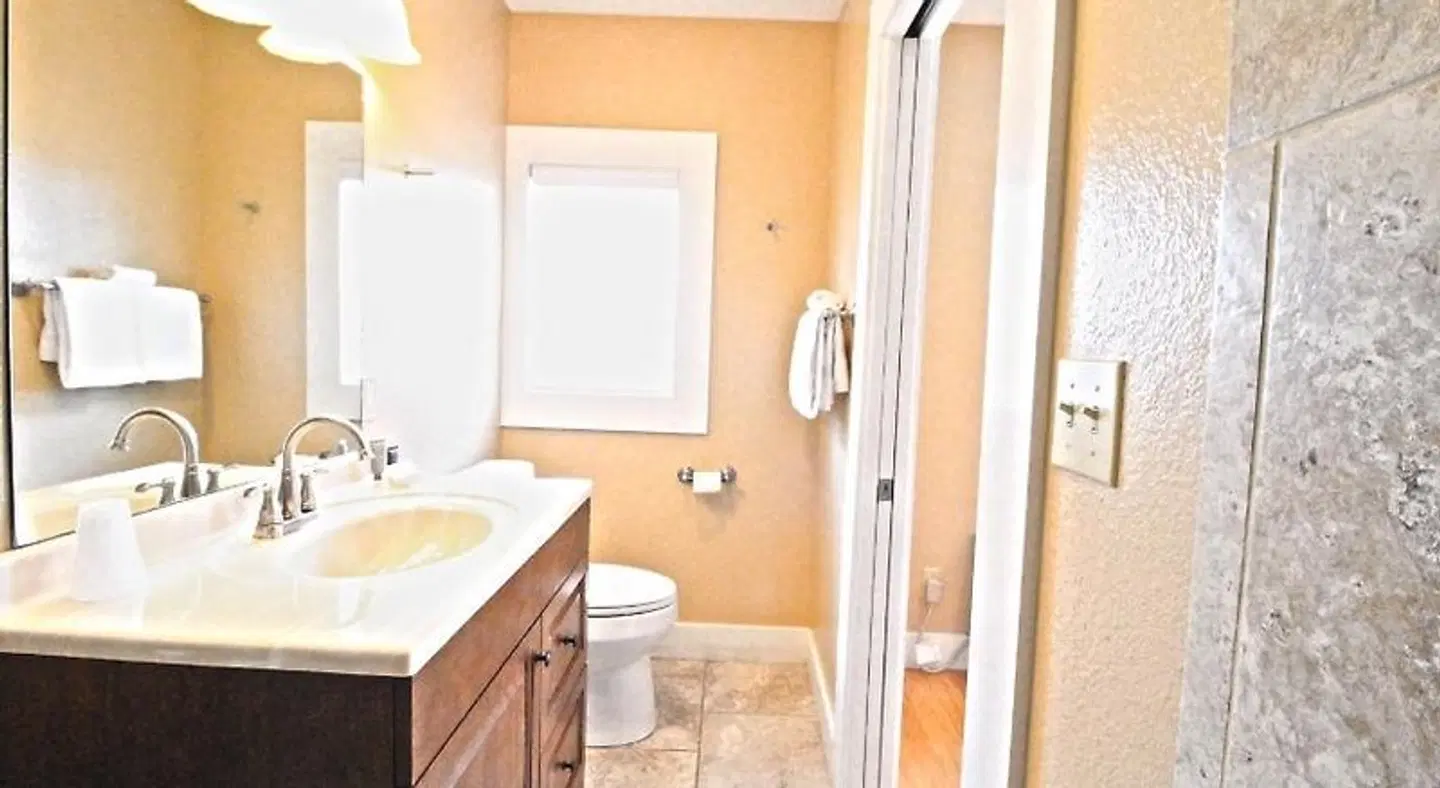 Peach Tree Inn & Suites Badezimmer