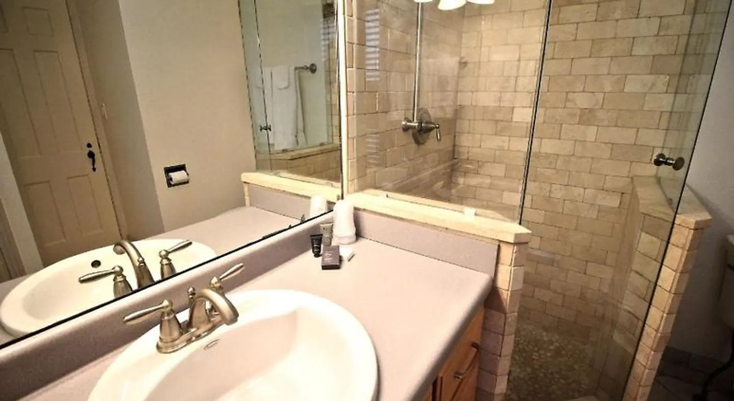 Peach Tree Inn & Suites Badezimmer