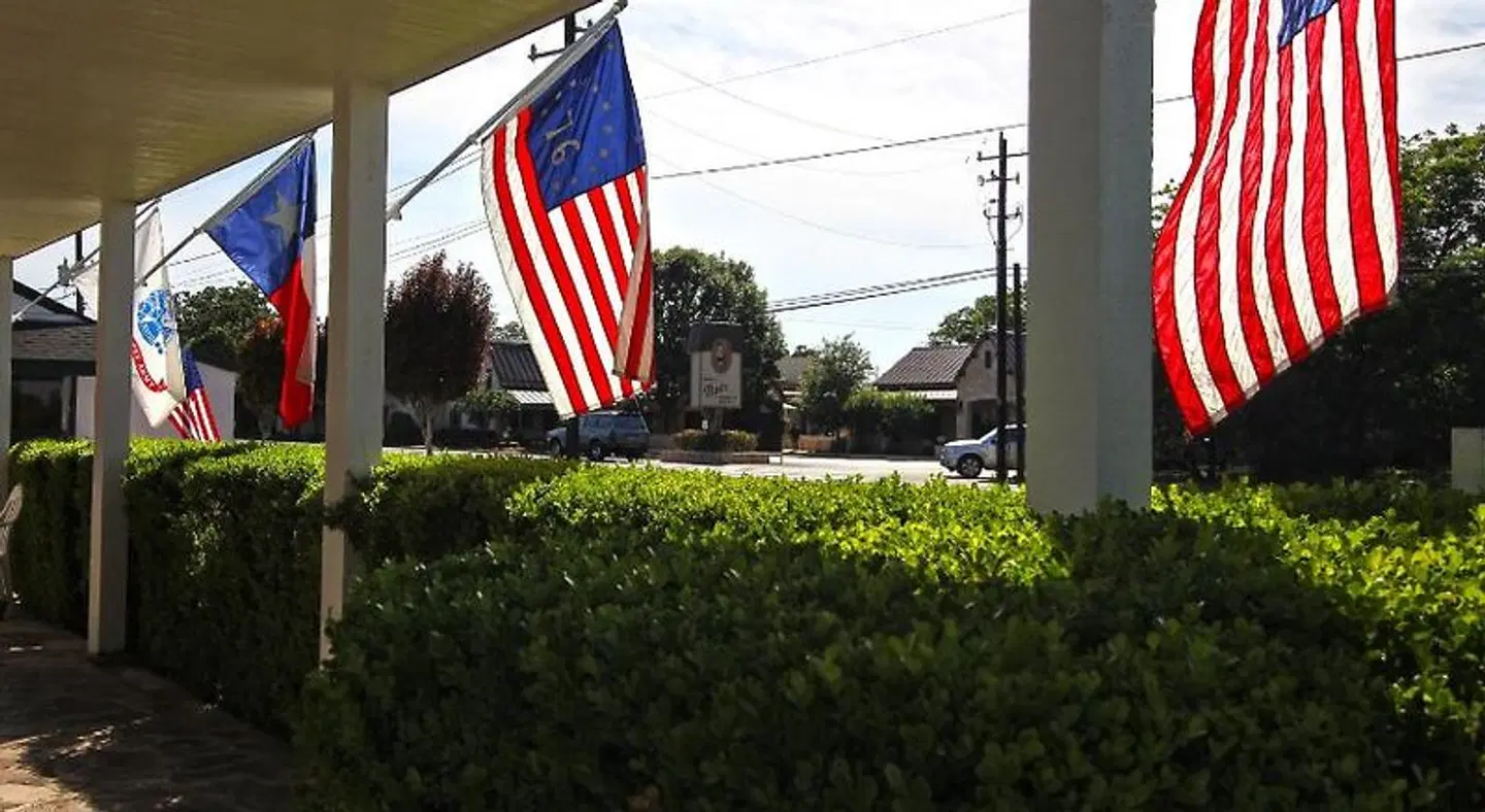 Peach Tree Inn & Suites EXTERIOR