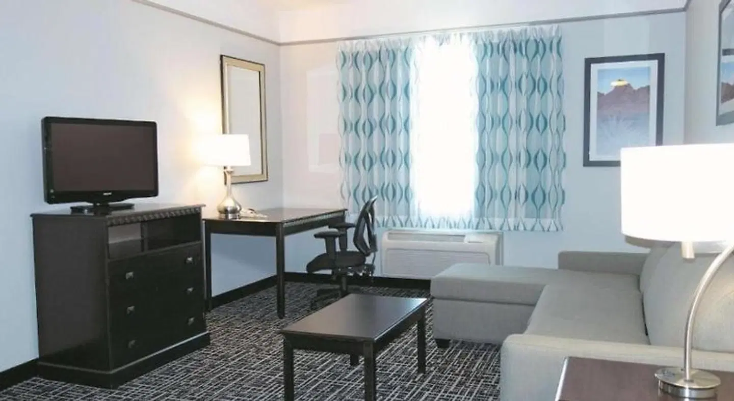 La Quinta Inn & Suites by Wyndham Dumas ROOM_EXAMPLE
