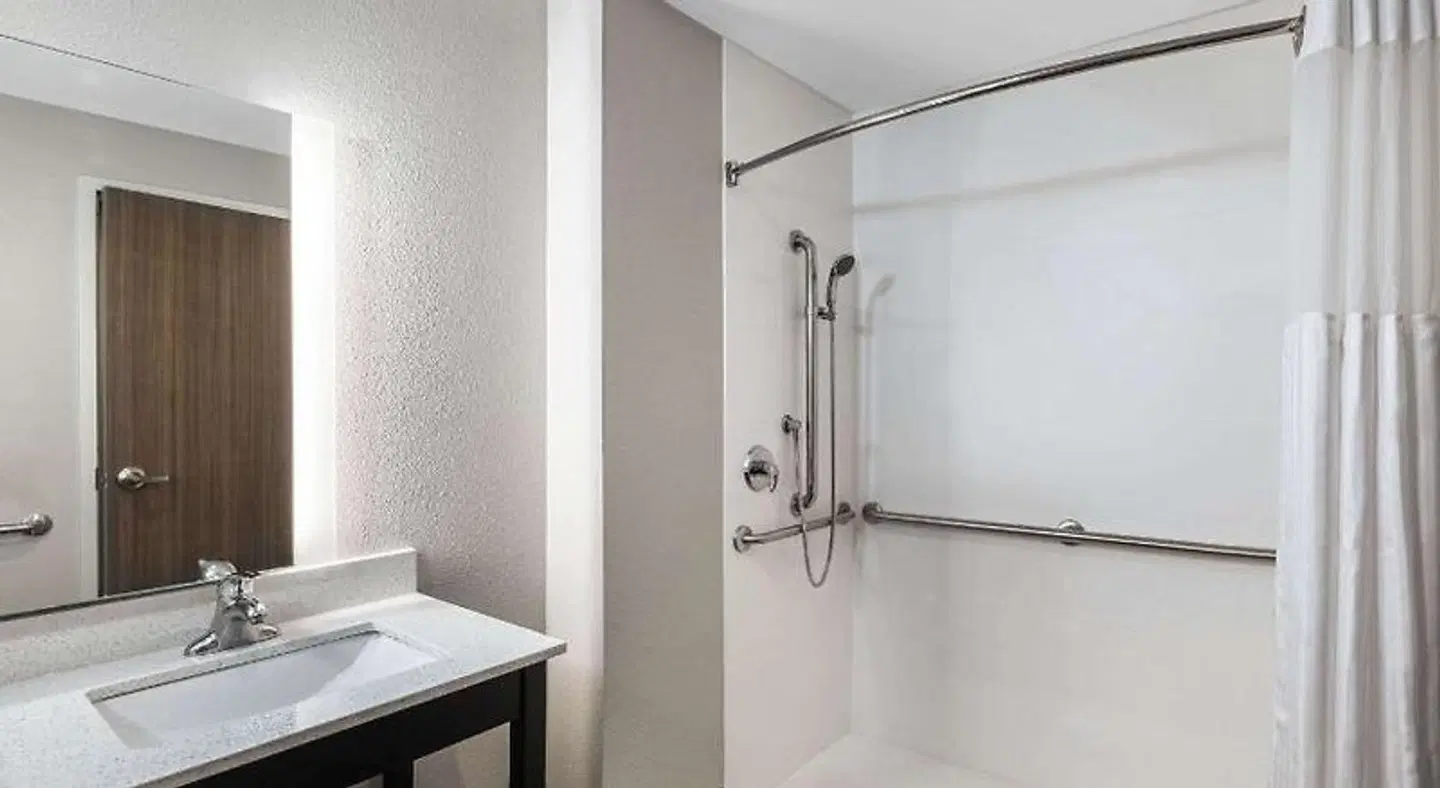 La Quinta Inn & Suites by Wyndham Kansas City Beacon Hill Badezimmer