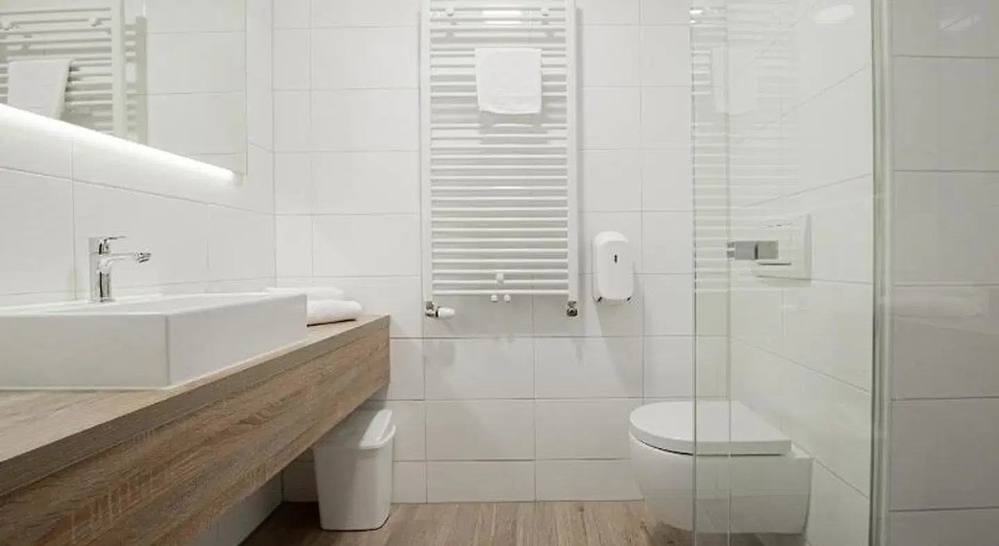 50|50 Belmont Badezimmer