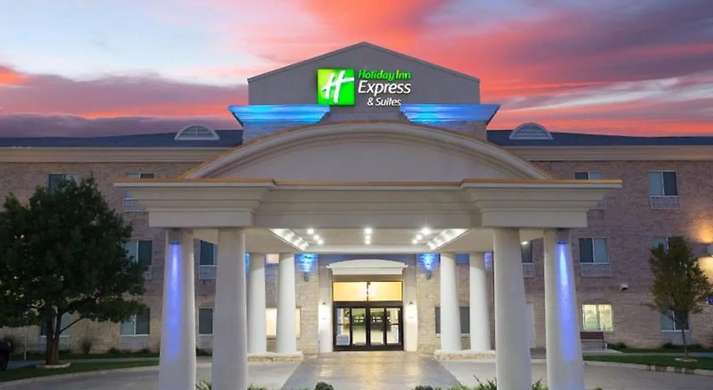 Holiday Inn Express & Suites Amarillo EXTERIOR