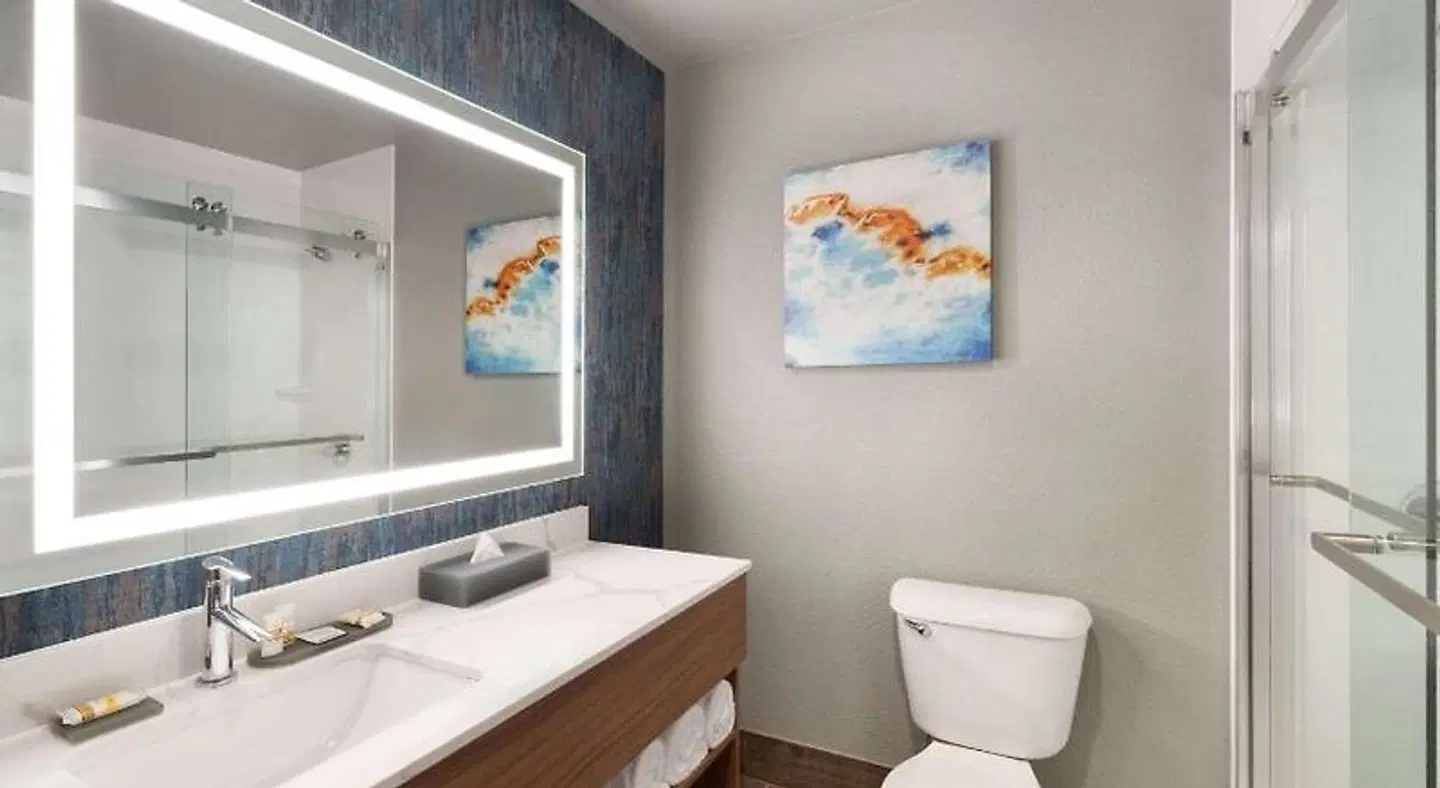 La Quinta Inn & Suites by Wyndham Springfield Badezimmer