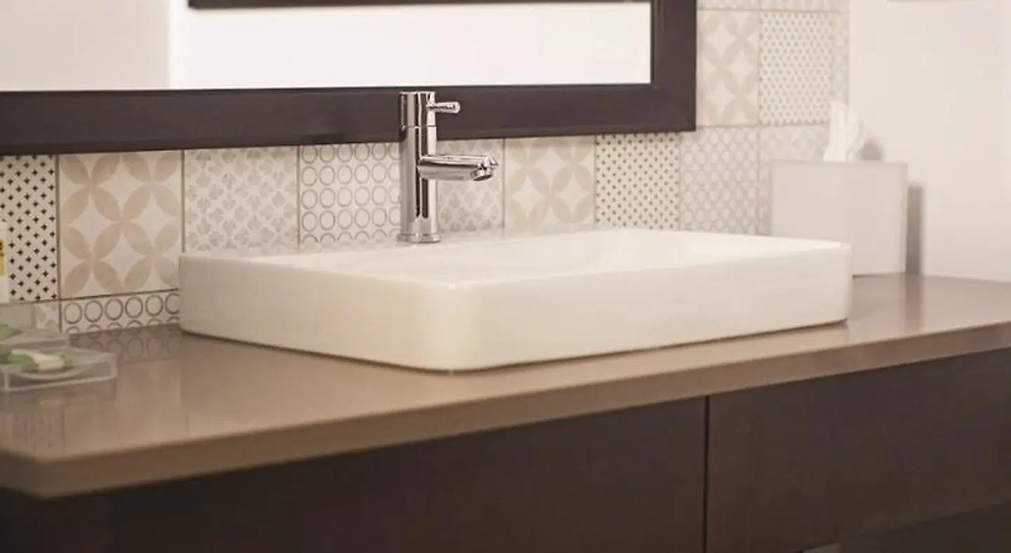 Country Inn & Suites by Radisson, Lawrence, KS Badezimmer