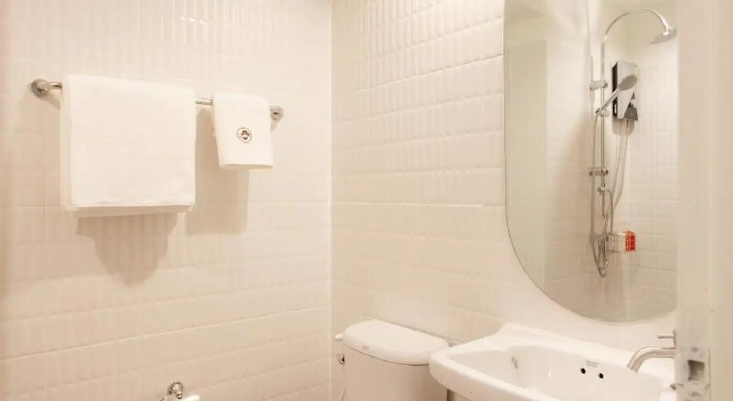 Hotel PAPA Bangkok Siriraj - SHA Certified Badezimmer