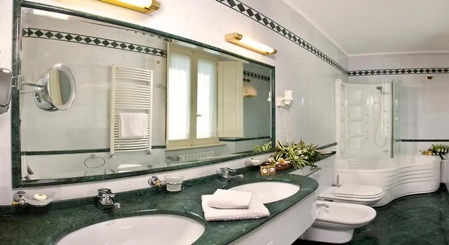 Grand Hotel Vittoria Badezimmer