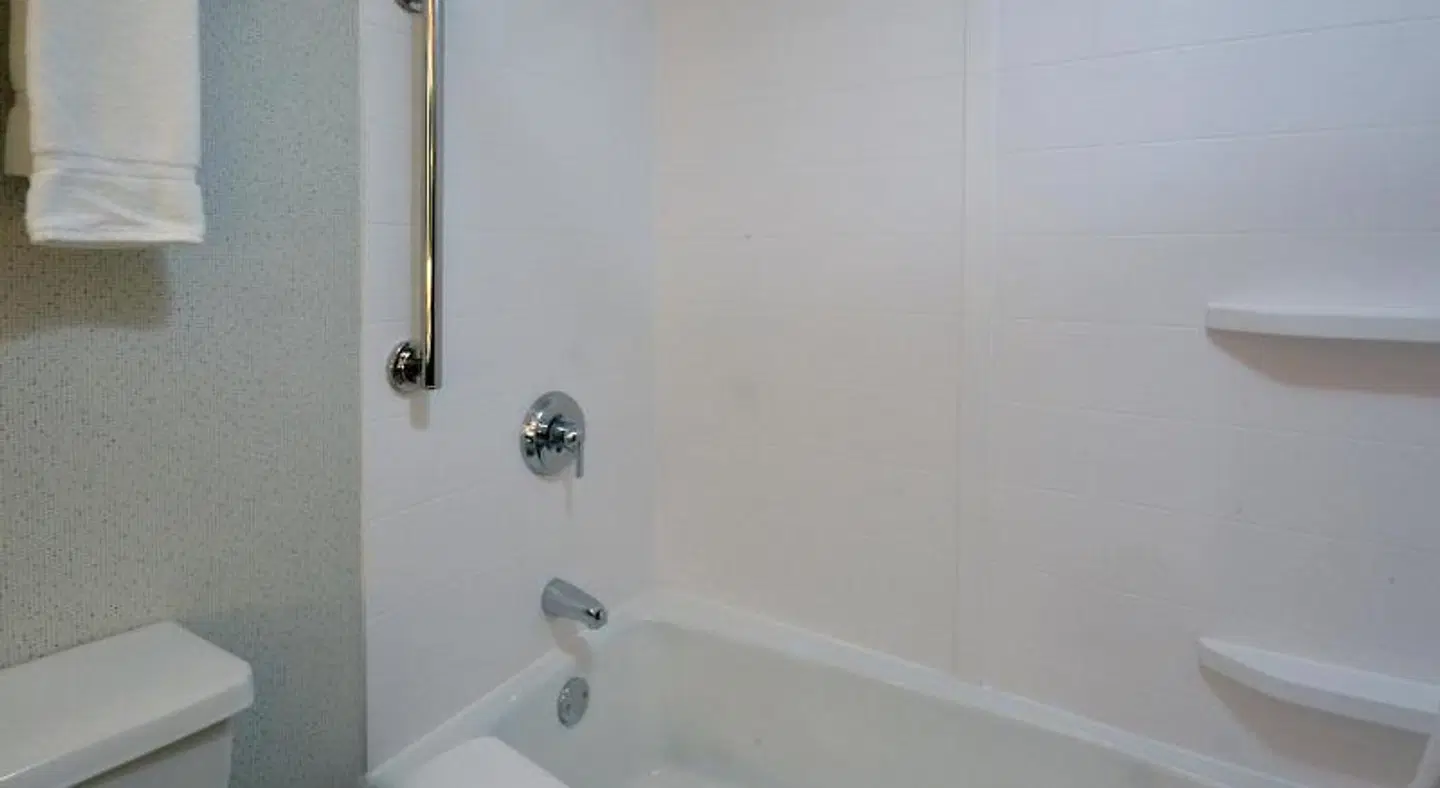 Holiday Inn Express Durham Badezimmer