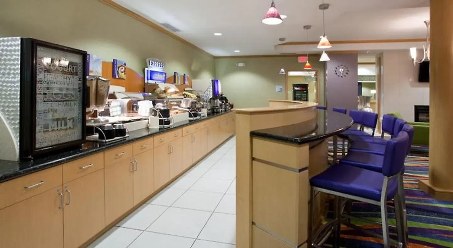 Holiday Inn Express & Suites Rock Springs Green River by IHG Bar