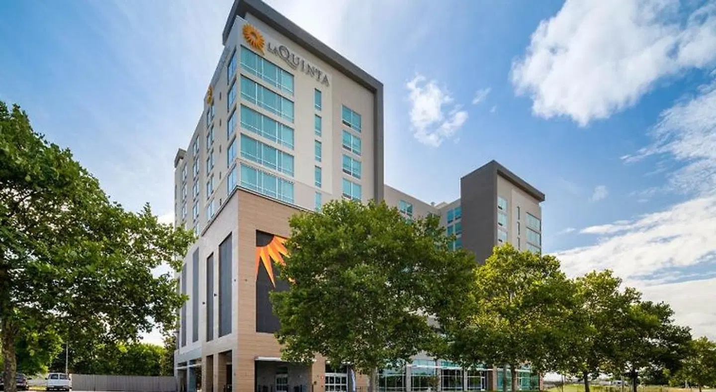 La Quinta Inn & Suites by Wyndham Nashville Downtown / Stadium EXTERIOR