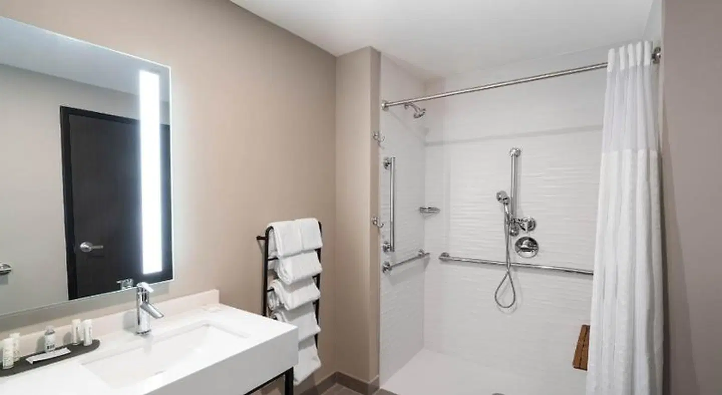 La Quinta Inn & Suites by Wyndham Nashville Downtown / Stadium Badezimmer