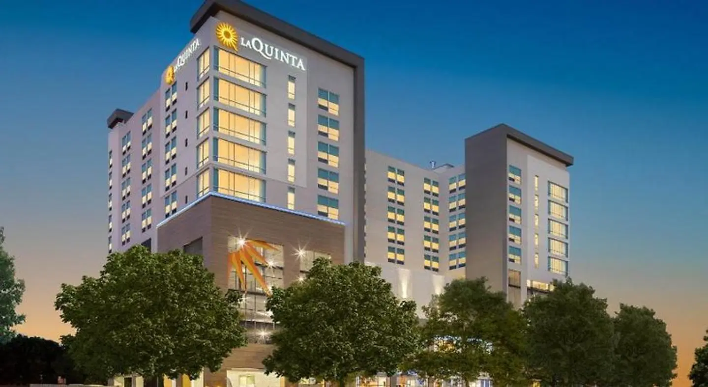 La Quinta Inn & Suites by Wyndham Nashville Downtown / Stadium EXTERIOR